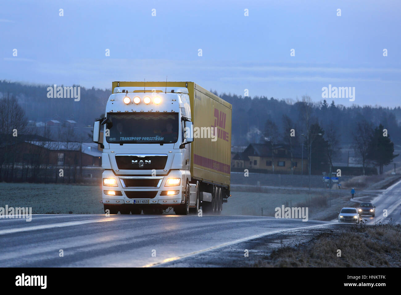 SALO, FINLANDE - 1 janvier 2017 : l'homme blanc élégant TGX 18.480 chariot personnalisé avec des accessoires d'éclairage de remorque DHL transporte le long de la route sur une victoire bleu Banque D'Images