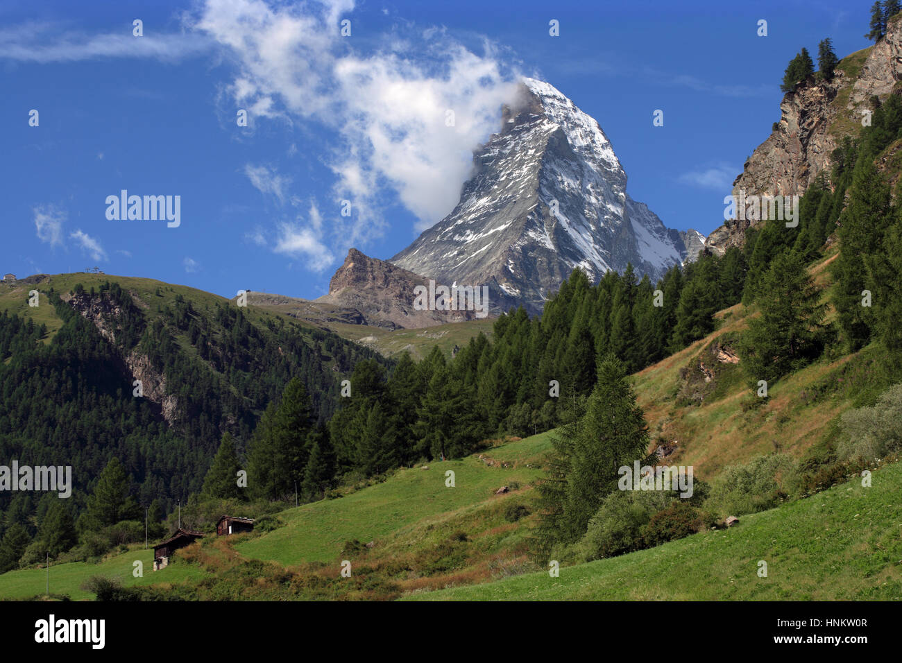 Photo de l'incroyable Matterhorn capturant quelques nuages à Zermatt en Suisse. Banque D'Images