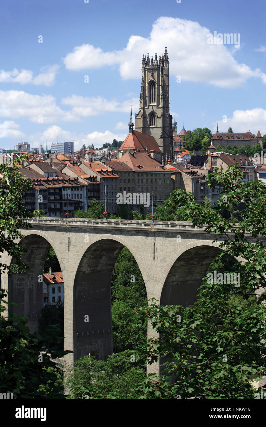 Photo du pont et clocher de l'église de la ville de Fribourg en Suisse. Banque D'Images