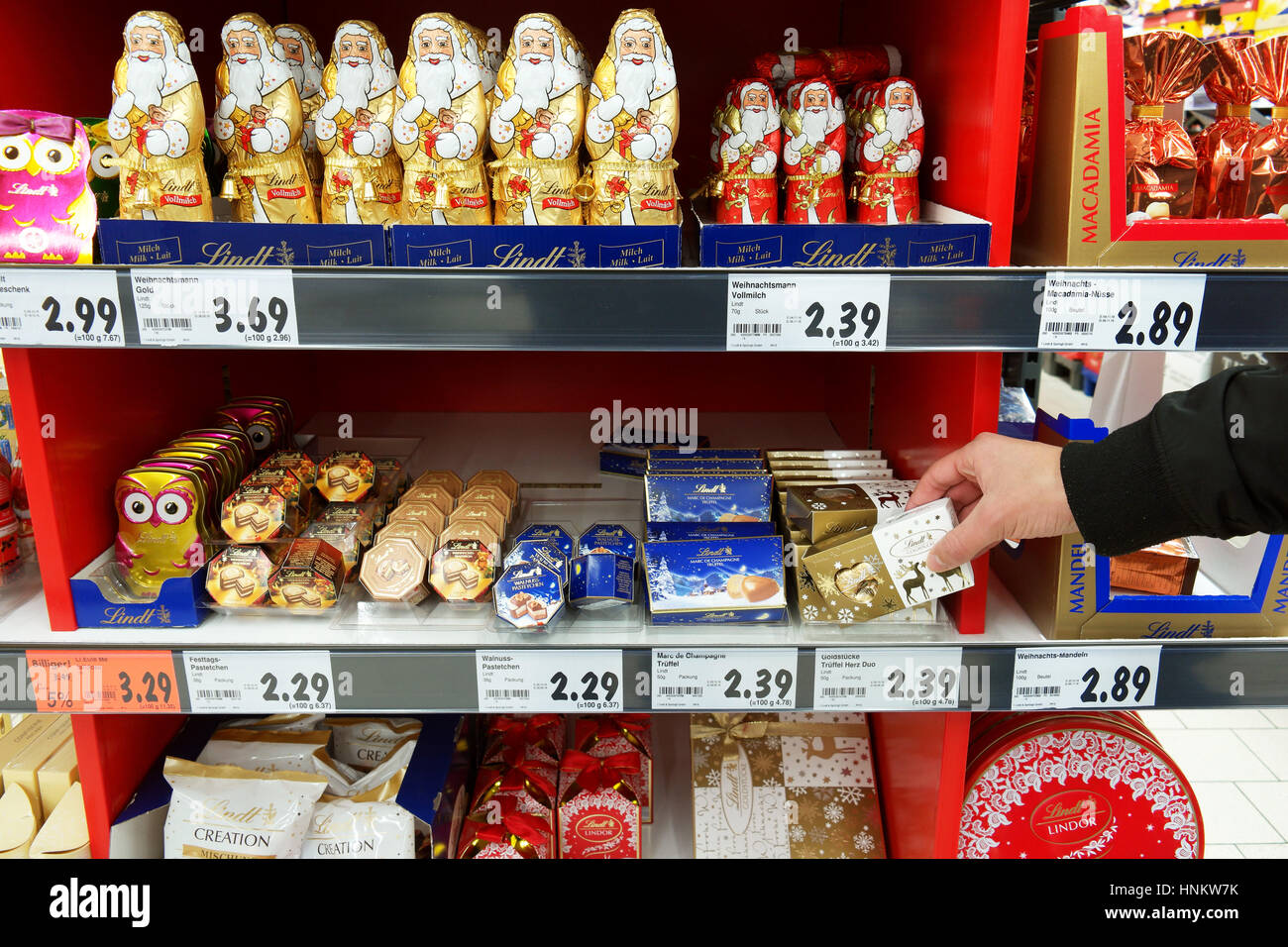 Étagères avec des chocolats de Noël dans un hypermarché Kaufland allemand Banque D'Images