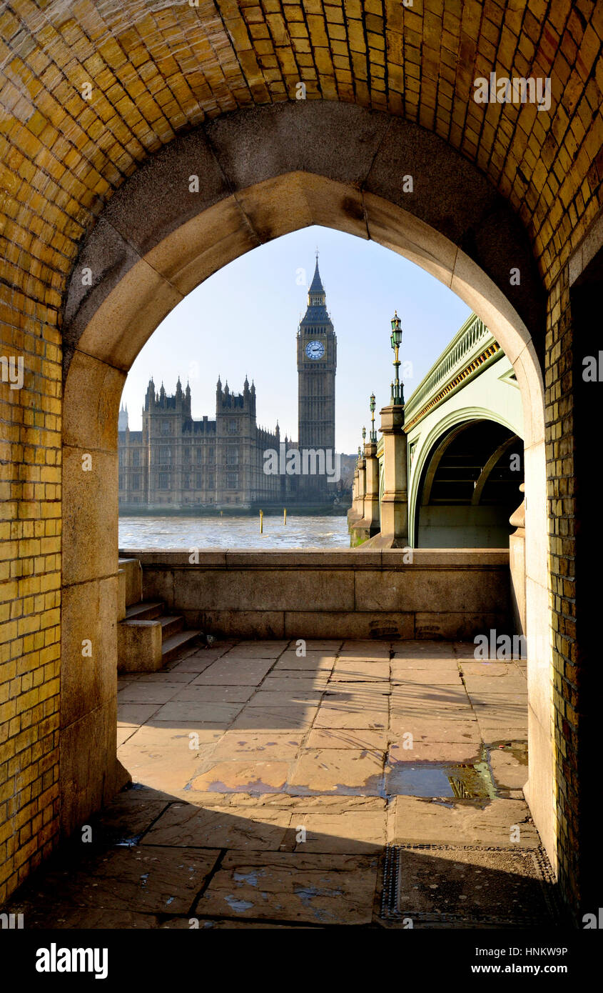 Londres, Angleterre, Royaume-Uni. Big Ben et les chambres du Parlement vu à travers une arche sous le pont de Westminster Banque D'Images