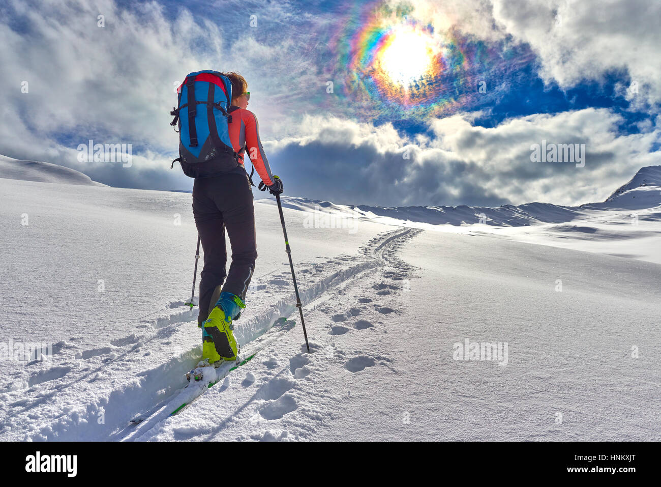 Fille de ski de montagne rend seul vers le col de montagne dans une belle voie de phoque Banque D'Images