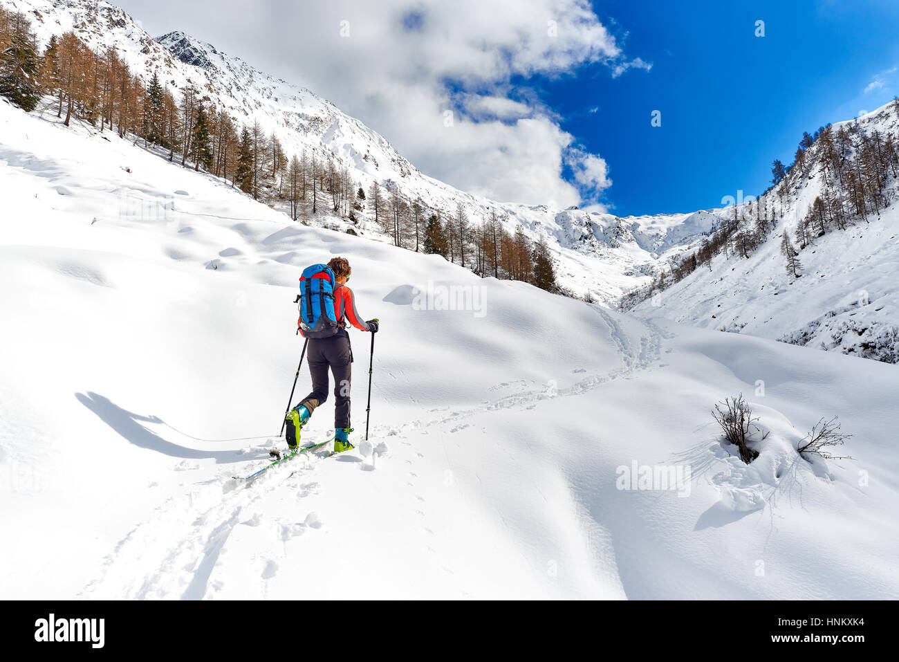 Ski alpinisme fait fille seule sur les Alpes italiennes Banque D'Images