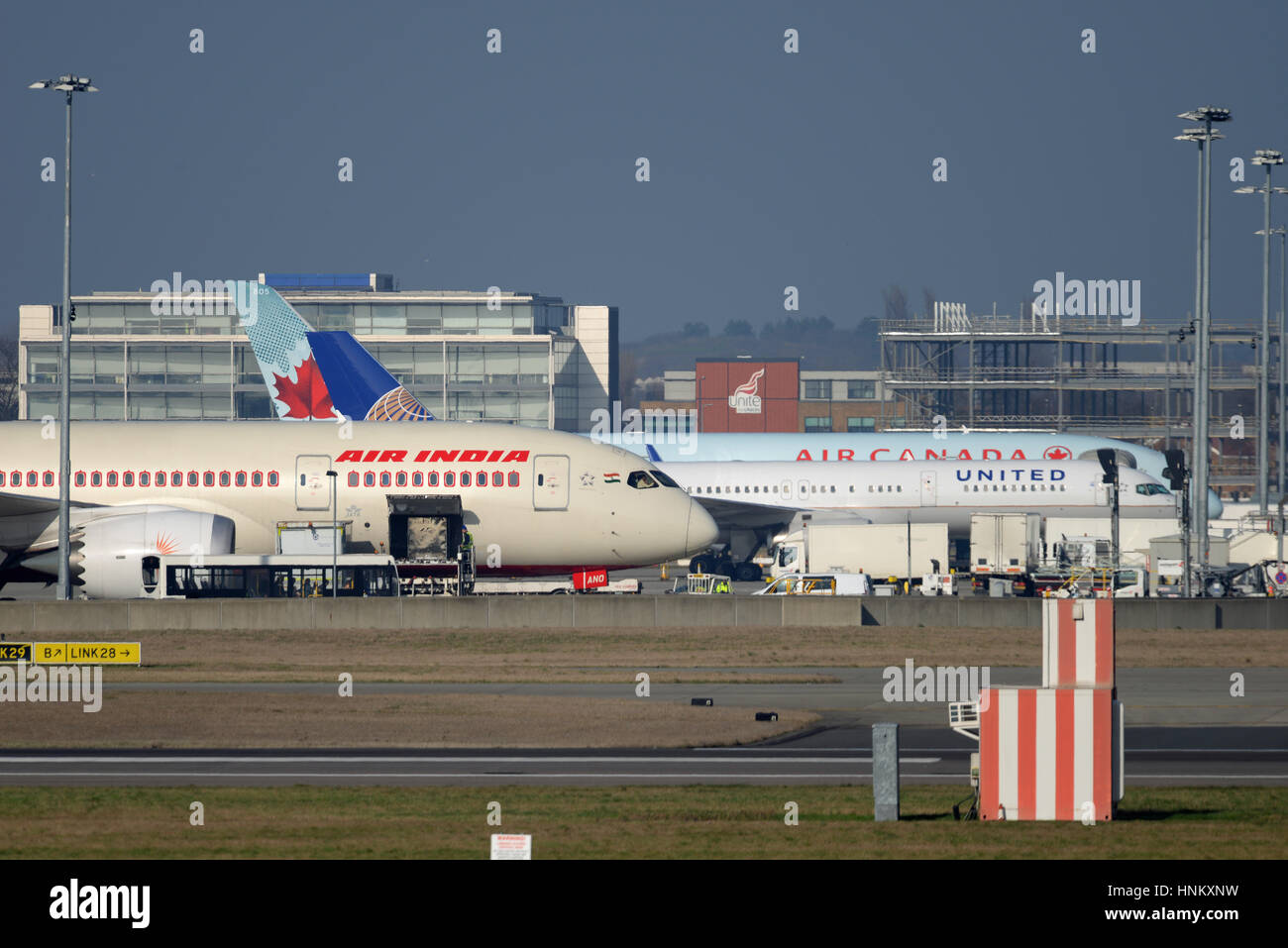 Avions cargo. Différents avions de ligne sur leurs stands à l'aéroport de Londres Heathrow étant chargés pour leurs vols Banque D'Images
