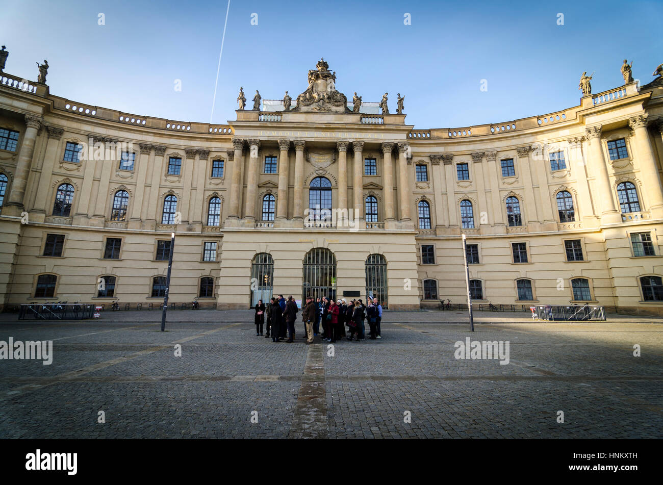 Un groupe de touristes dans la région de Bebelplatz hors faculté de droit / Juristische Fakultät / Alte Bibliothek, Berlin, Allemagne Banque D'Images