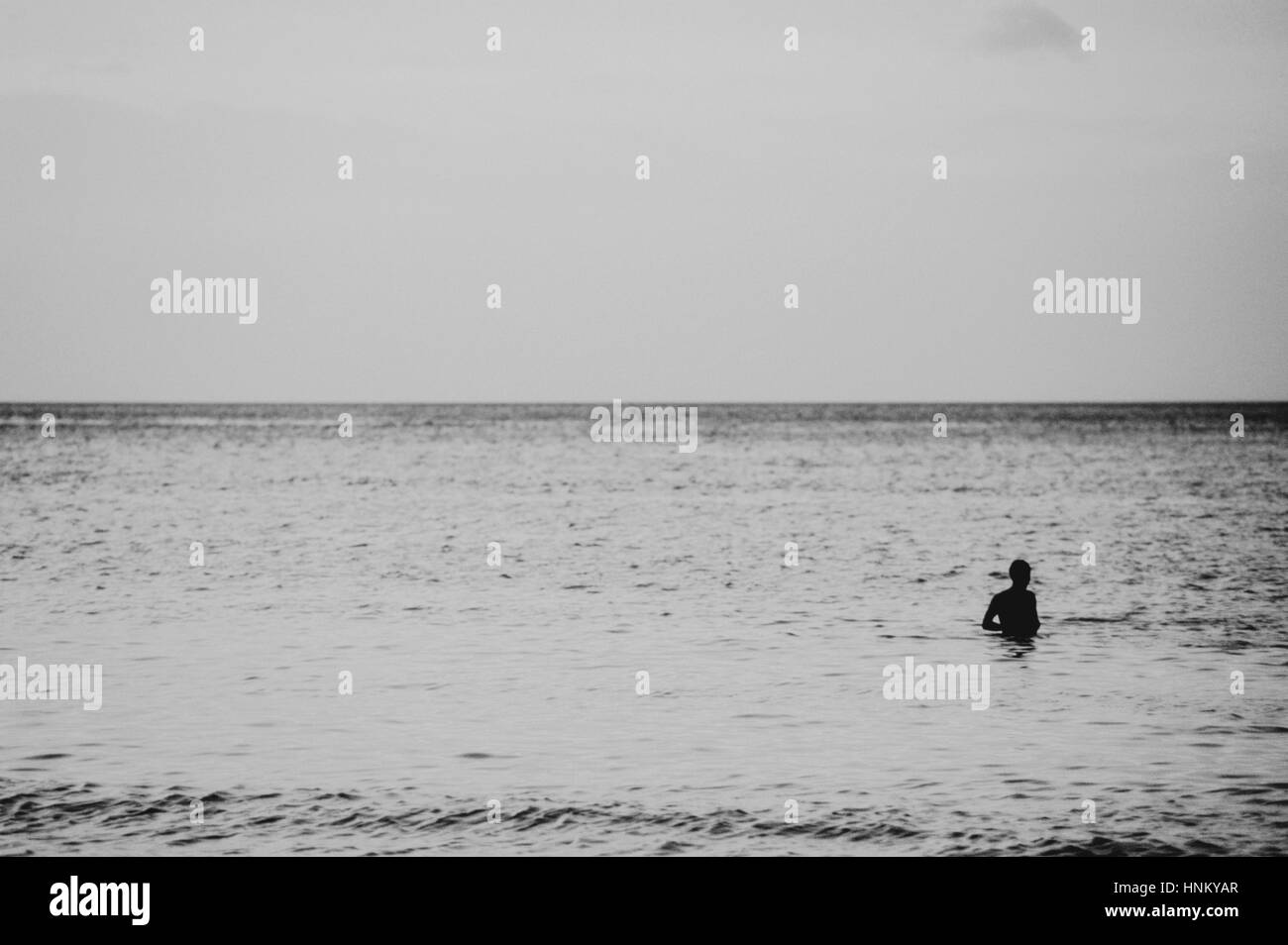 Vue sur la mer d'Andaman de Ko Lanta Yai, une personne nageant dans un vaste océan Banque D'Images