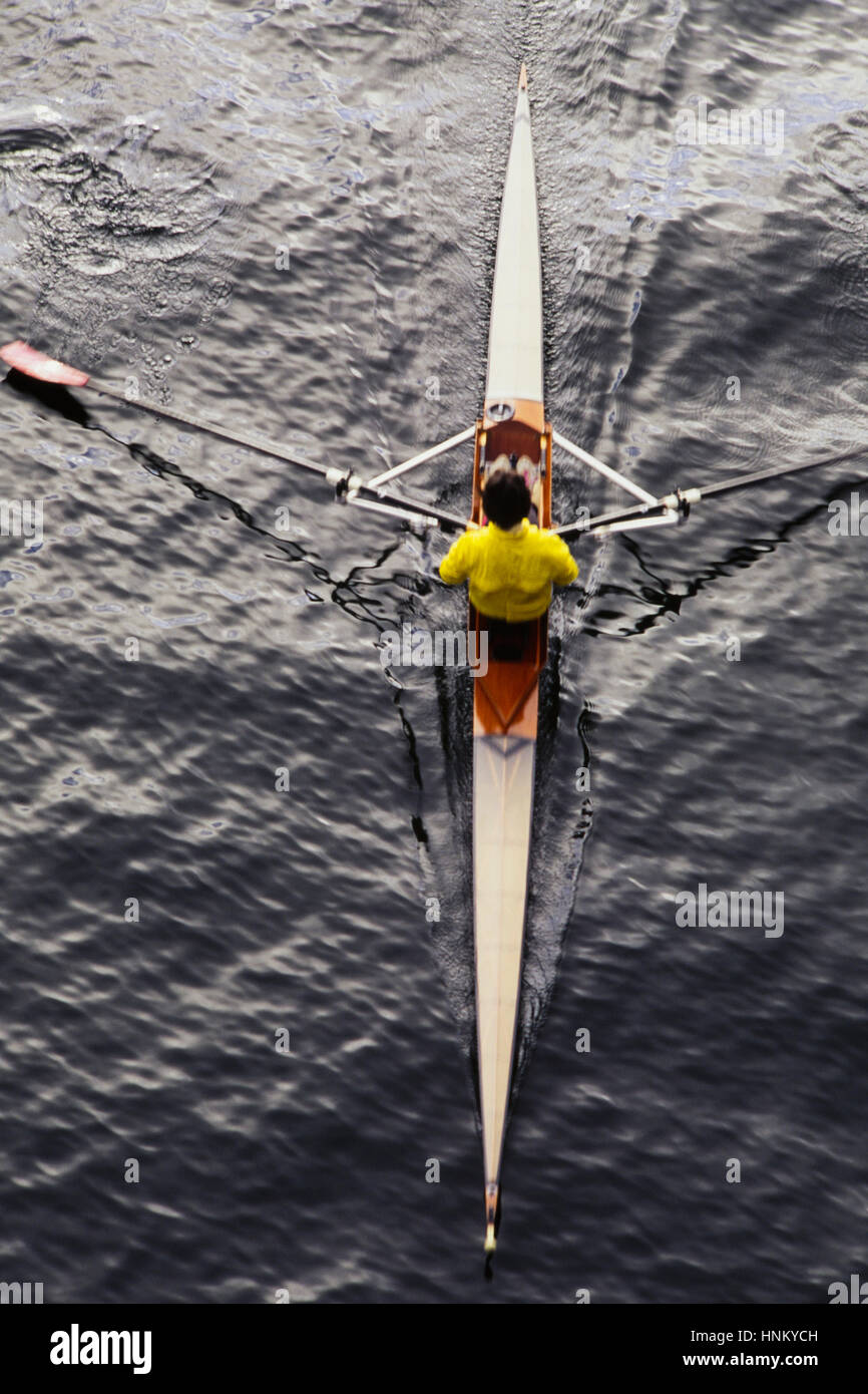 Un homme dans un aviron aviron skiff, bateau sur l'eau. Vue de dessus. Banque D'Images