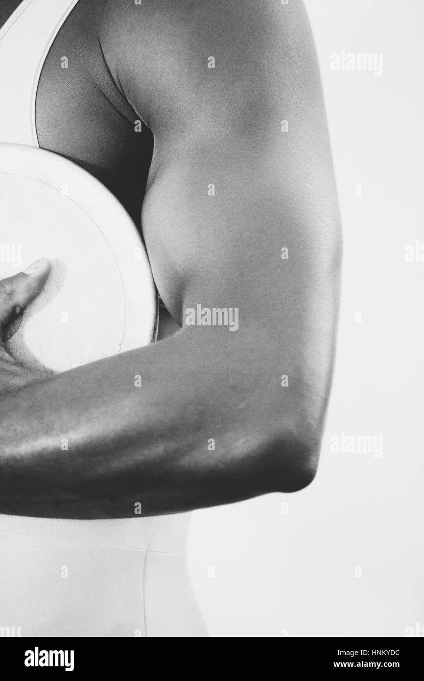 Un athlète féminine tenant un disque dans sa main. Banque D'Images