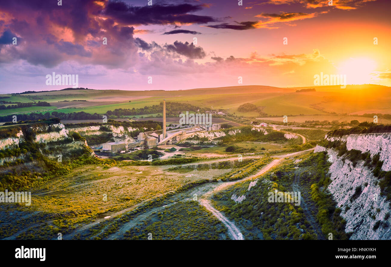 Les restes de ciment Shoreham travaille sur les South Downs dans le soleil du soir Banque D'Images