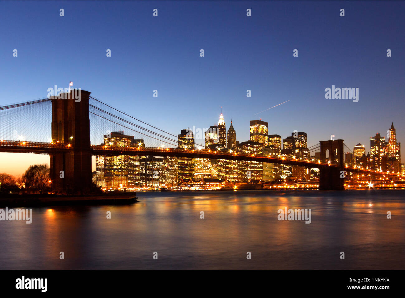 Pont de Brooklyn Brooklyn prise dans la côte. prises en début de soirée au crépuscule. les bâtiments sur l'horizon et le pont sont éclairés. Banque D'Images