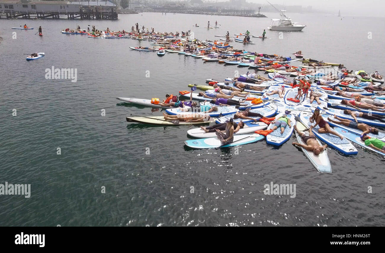 Plus grand stand-up Paddle classe de yoga en mer Banque D'Images