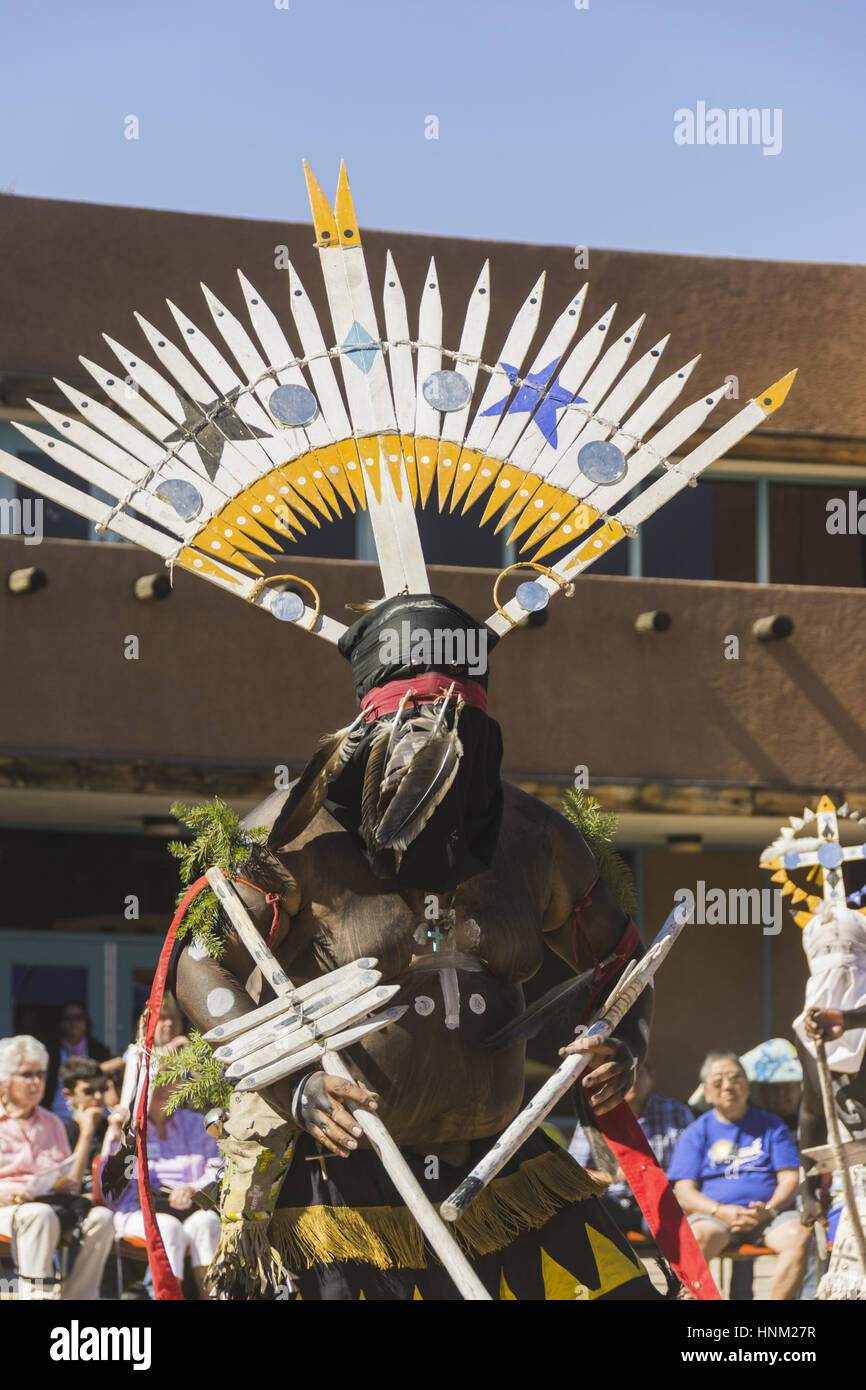 New Mexico, Albuquerque, Indian Pueblo Cultural Center,White Mountain Apache dance performance Banque D'Images