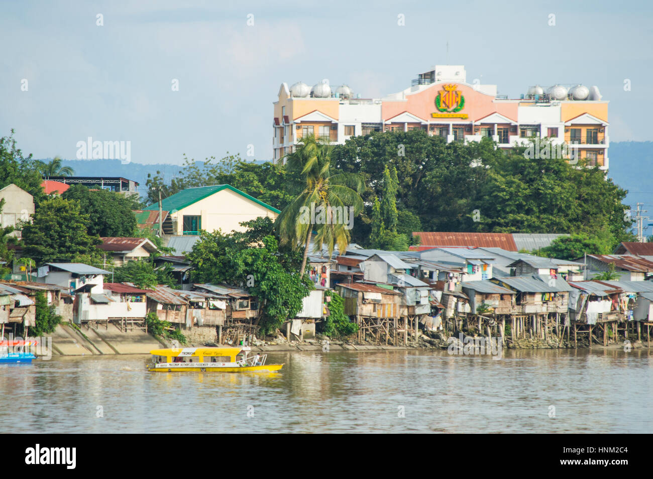River ferries et taudis le long Bangkerohan River, Davao, Philippines, Davao del Sur Banque D'Images