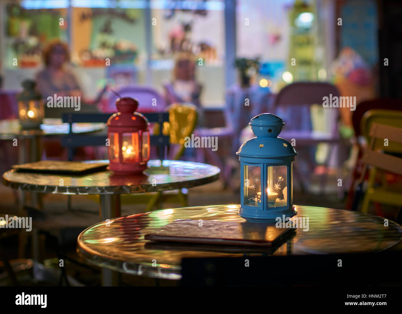 Haut de table en métal lanterne de nuit hors d'un café Banque D'Images