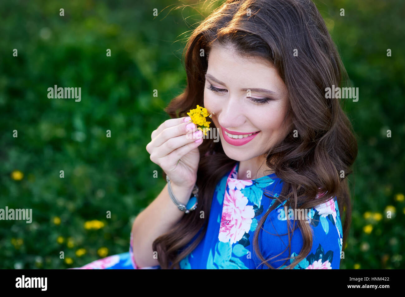 Belle Jeune femme tenant une fleur Banque D'Images