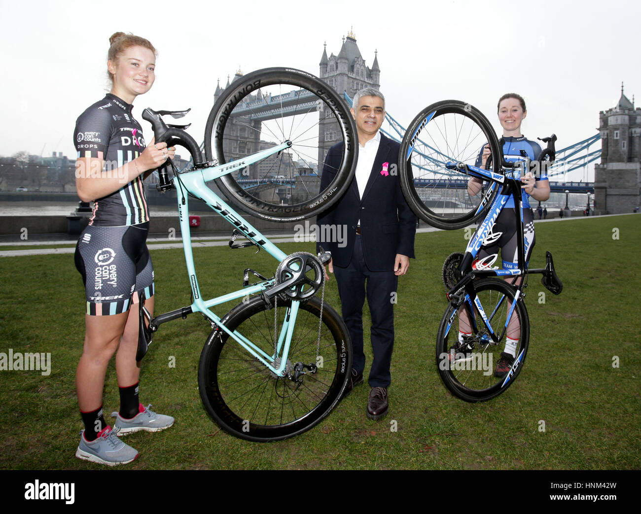 Maire de Londres Sadiq Khan avec l'or olympique médaillée vélo Katie Archibald (à droite) et coureur cycliste professionnel Abi van Twisk, qui fait de la chute de l'équipe de cyclisme, lors d'un photocall pour prévisualiser les 2017 Women's Cycling Tour à Tower Bridge, Londres. Banque D'Images