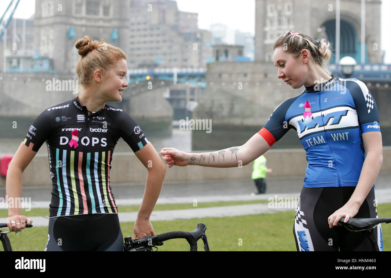 La médaillée olympique de cyclisme Katie Archibald (à droite) et la cycliste professionnelle Abi van Twisk, qui se déplace pour l'équipe de cyclisme Drops, lors d'une séance photo pour découvrir la tournée cycliste féminine de 2017 à Tower Bridge, Londres. Banque D'Images