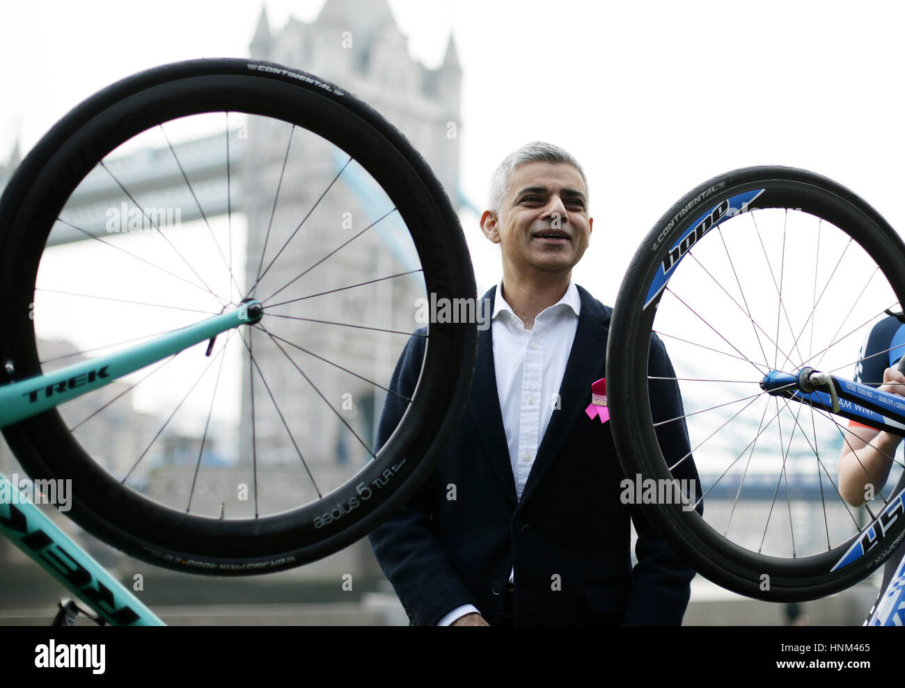 Maire de Londres Sadiq Khan lors d'un photocall pour prévisualiser les 2017 Women's Cycling Tour à Tower Bridge, Londres. Banque D'Images