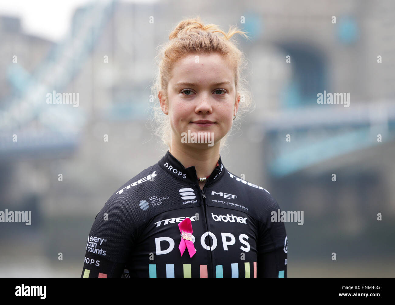 Abi van Twisk, qui fait de la chute de l'équipe de cyclisme, lors d'un photocall pour prévisualiser les 2017 Women's Cycling Tour à Tower Bridge, Londres. Banque D'Images