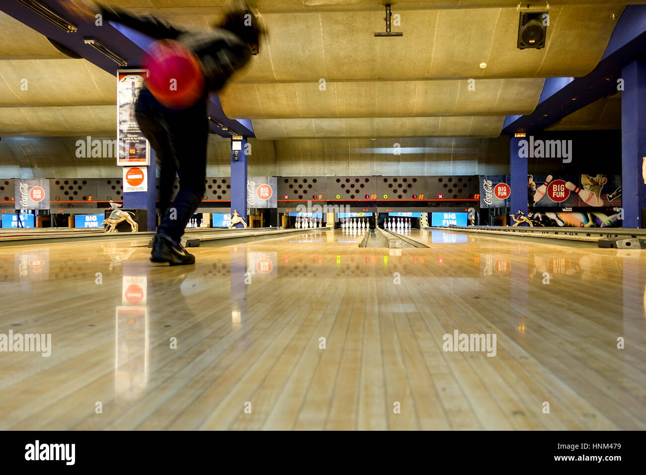 Femme lance boule de bowling, Plaza mayor, Malaga, Espagne. Banque D'Images