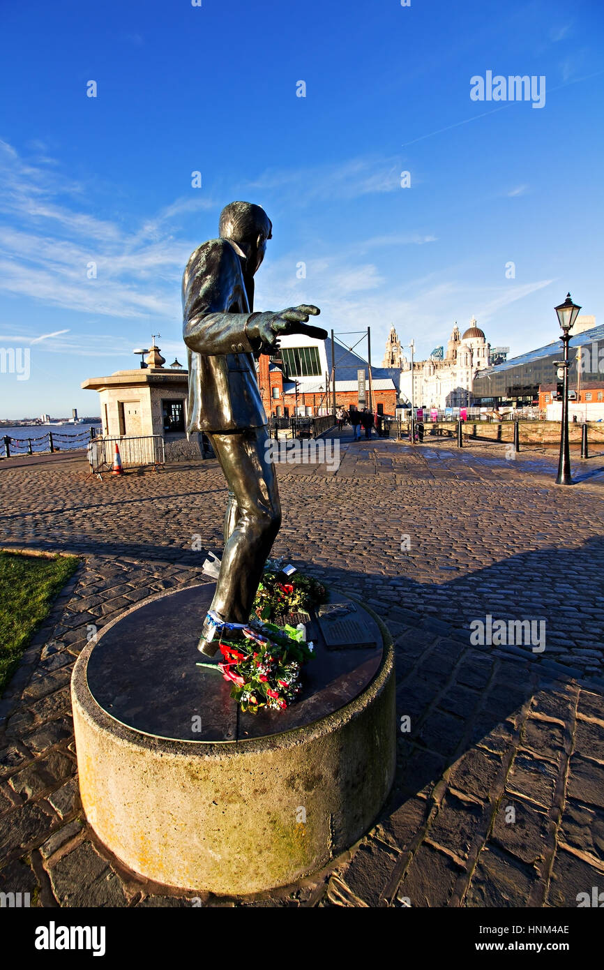 LIVERPOOL UK 5 janvier 2017. Statue de la légendaire chanteuse britannique Billy Fury par le sculpteur Tom Murphy, à l'Albert Dock, Liverpool Banque D'Images