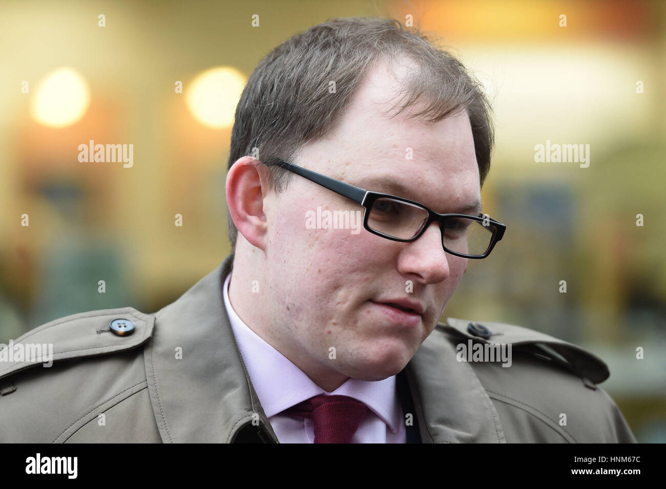 Candidat du travail Gareth Snell promenades à travers le centre-ville de Hanley à Stoke-on-Trent. Banque D'Images