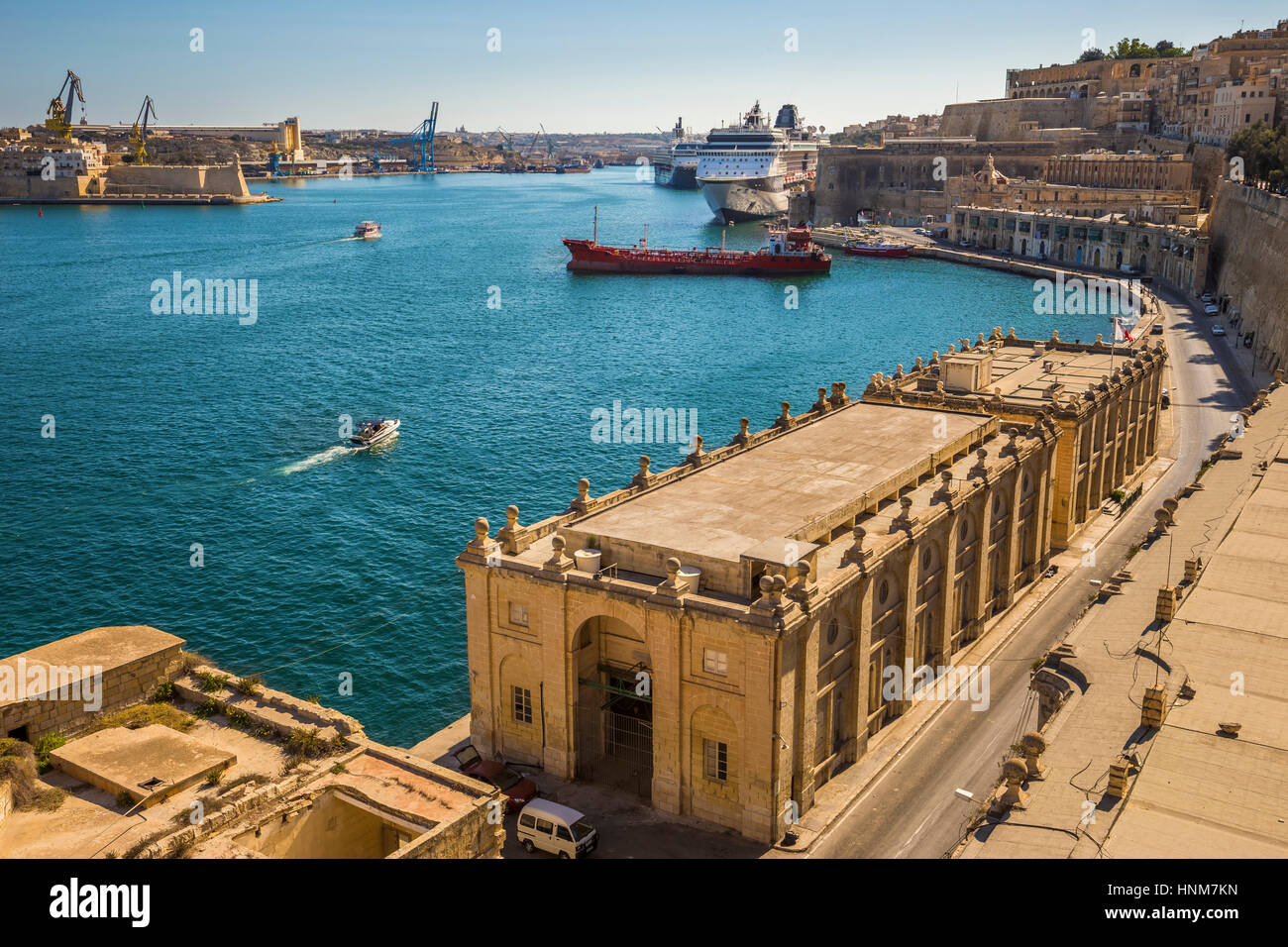 La Valette, Malte - Le Grand Port de Malte avec les navires de croisière, bateaux et ciel bleu clair Banque D'Images