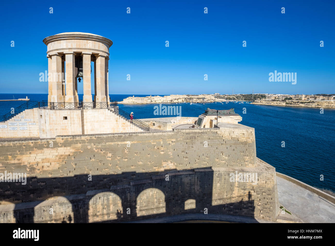 La Valette, Malte - Siège Bell War Memorial au grand port de La Valette avec les touristes et ciel bleu clair Banque D'Images