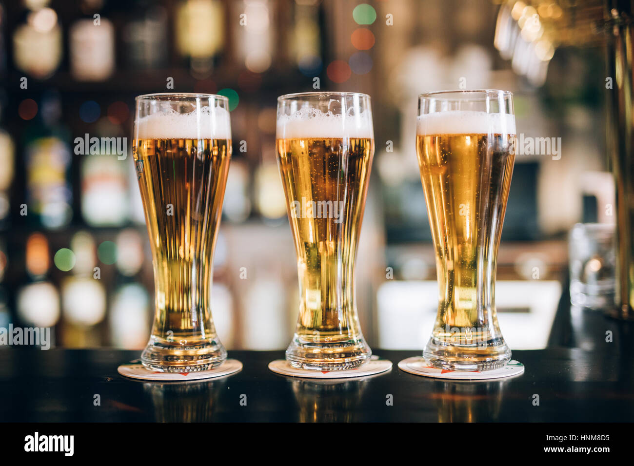 Trois verres de bières dans un pub historique Banque D'Images