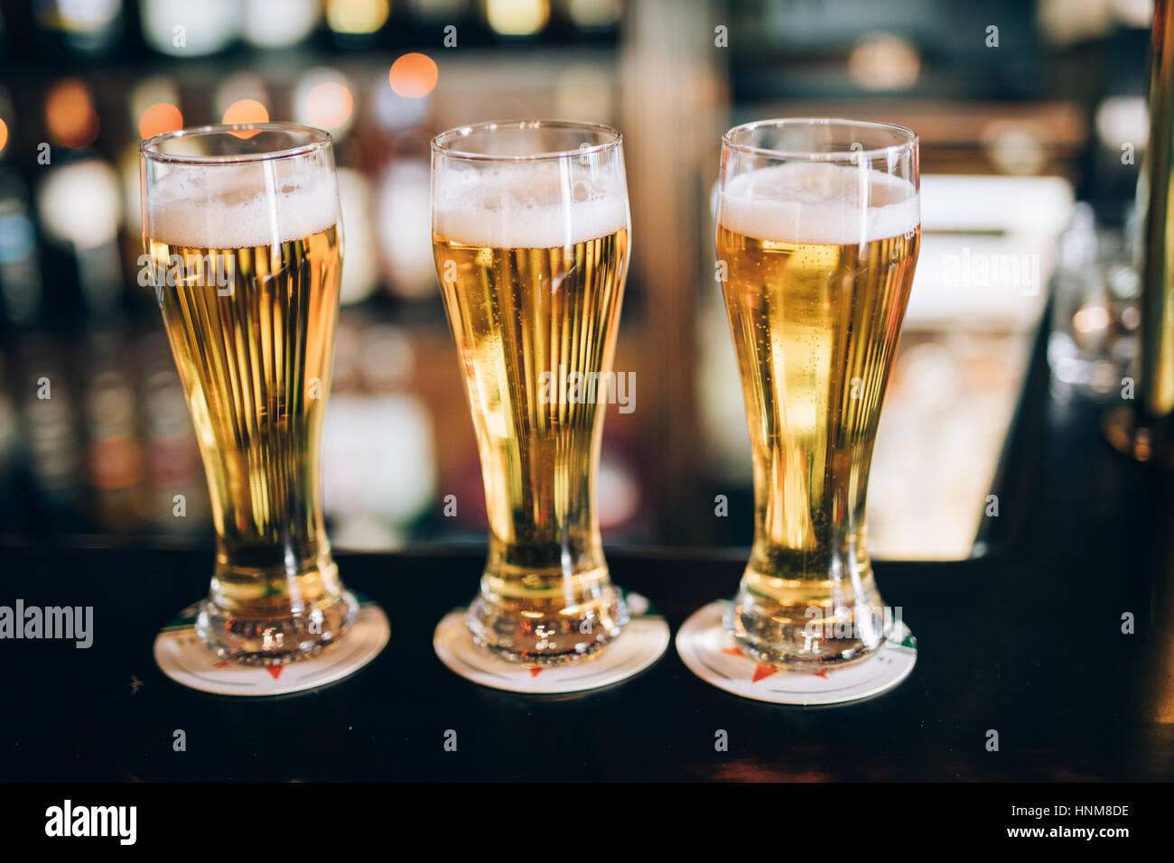 Trois verres de bières dans un pub historique Banque D'Images