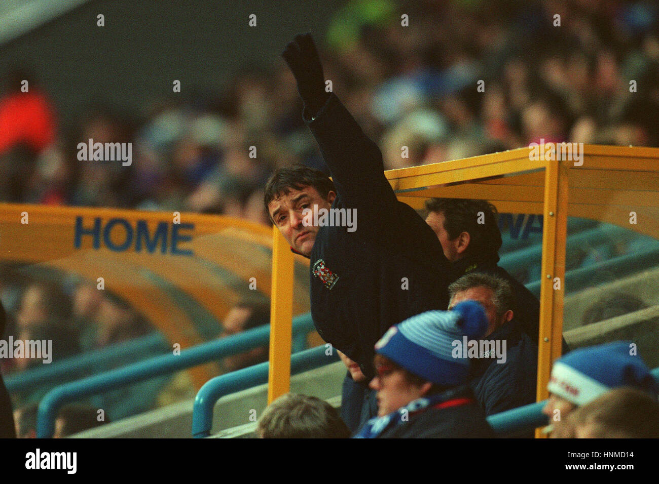 LOU MACARI INSTUCTIONS QUESTIONS HUDDERSFIELD TOWN V STOKE CITY 30 Décembre 1995 Banque D'Images