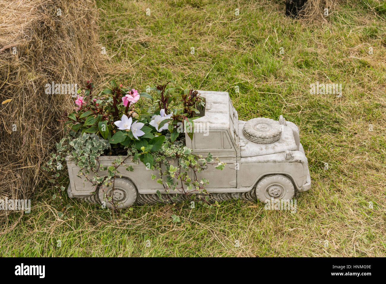 Land Rover miniature pot plante sur le stand Land Rover au Show d'Anglesey Banque D'Images