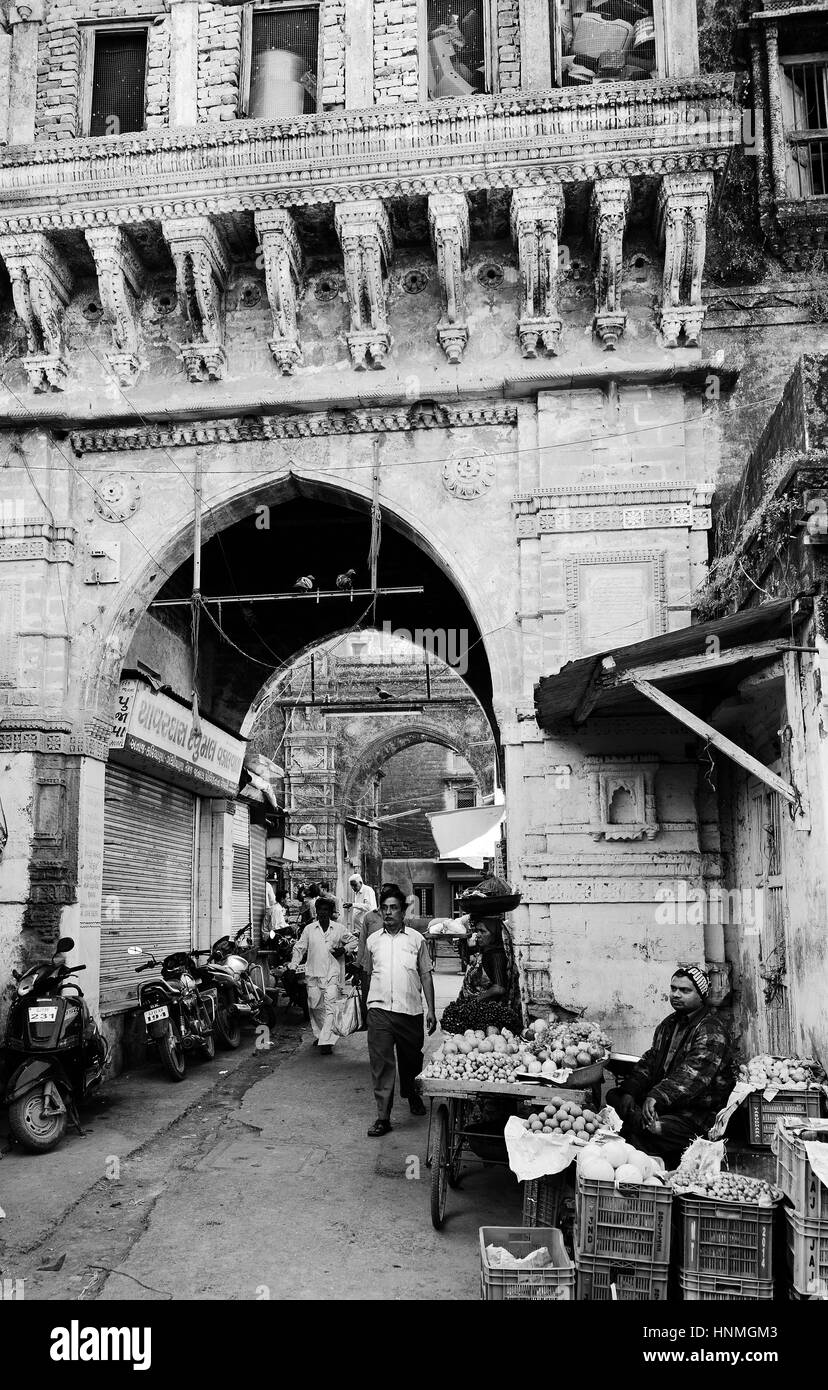 JUNAGADH, Gujarat, Inde - Le 17 janvier : Les Musulmans de fruits vente de chariots dans la rue dans la ville de Junagadh dans l'état du Gujarat en Inde, Junagadh dans Banque D'Images