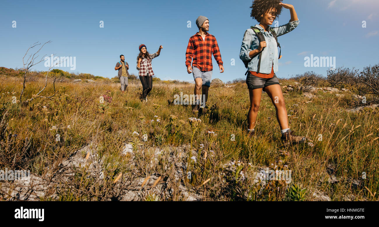Groupe d'amis sur pied un jour d'été. Les jeunes de la randonnée dans la campagne. Banque D'Images