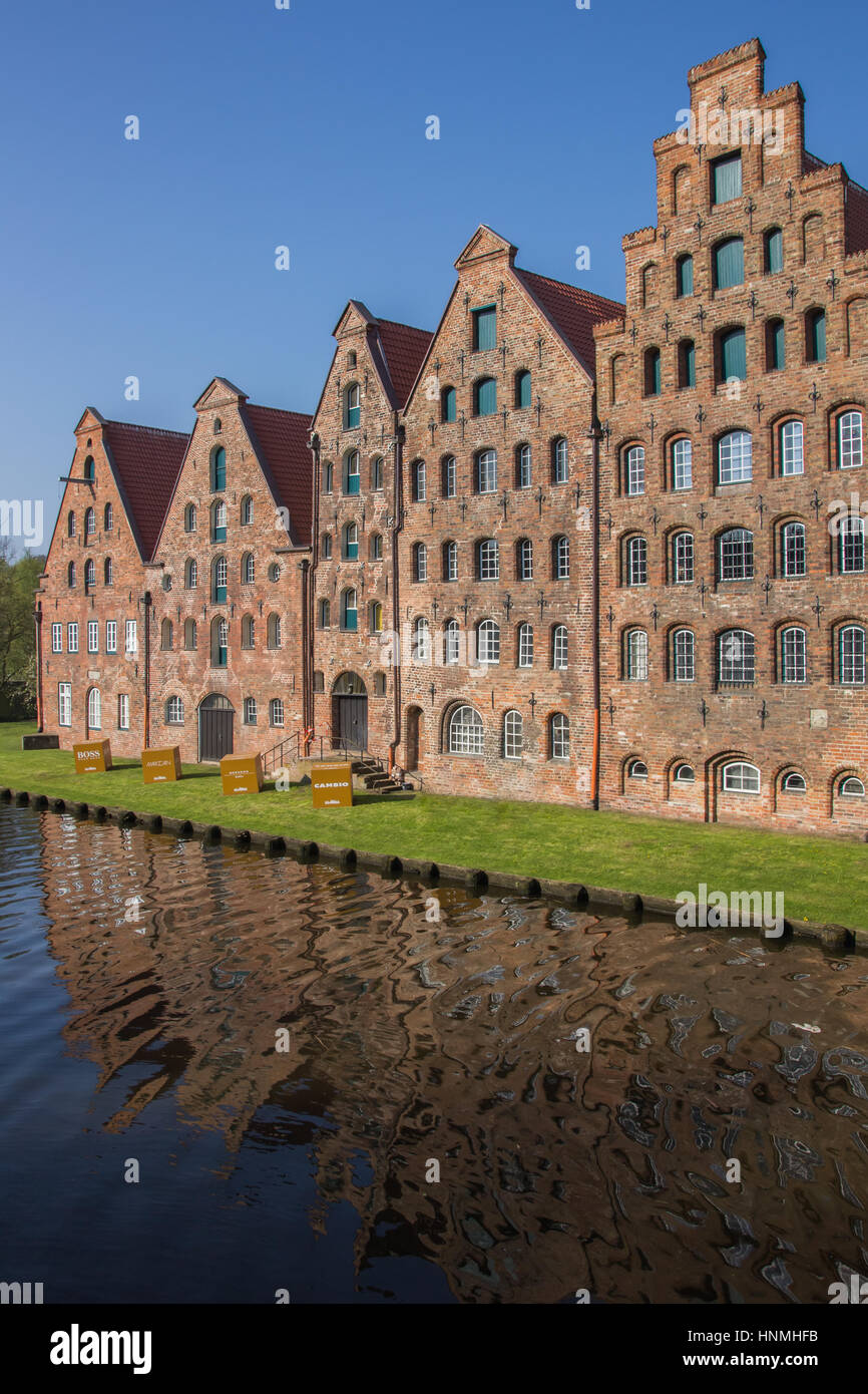 Bâtiments de stockage de sel le long d'un canal à Lubeck, Allemagne Banque D'Images