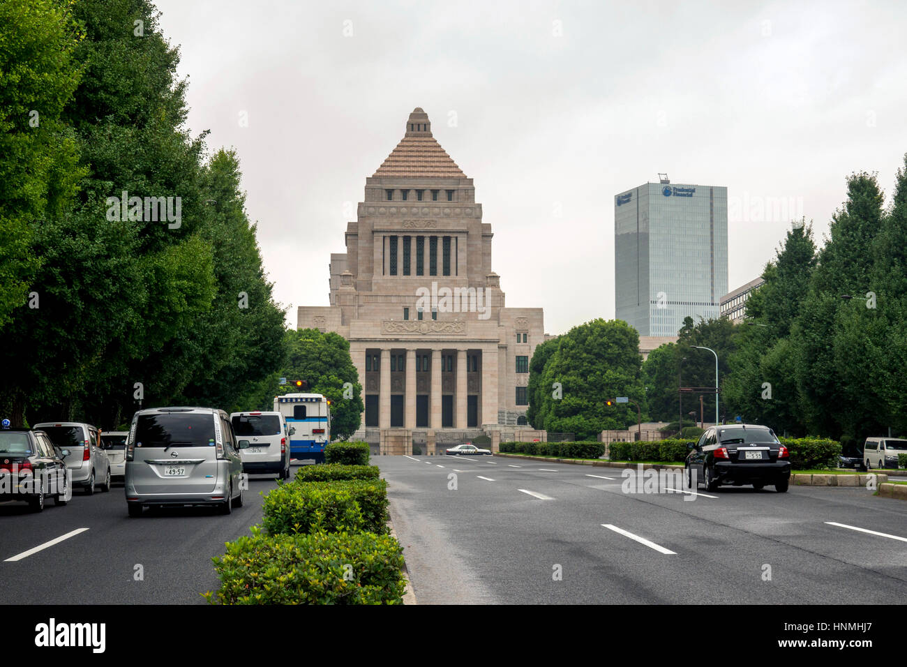 Le trafic sur la rue au bâtiment de la diète de Tokyo, Japon. Banque D'Images