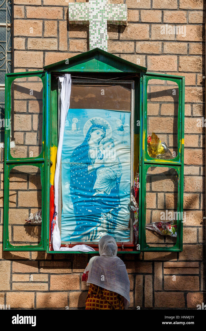 Une femme en prière à l'Église, Gebriels Arba Minch, Ethiopie Banque D'Images