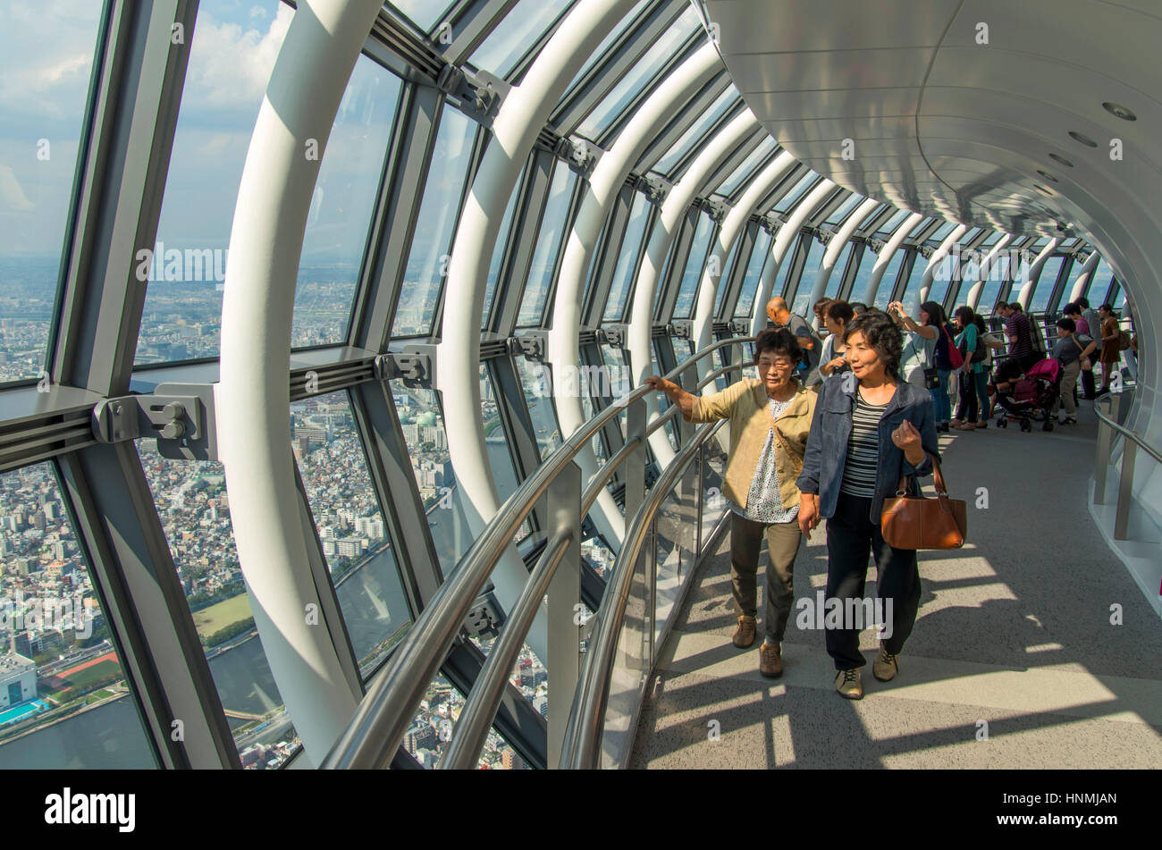 Visiteurs observant le paysage urbain de Tokyo à partir de la plate-forme d'observation à Tokyo, Japon. Banque D'Images