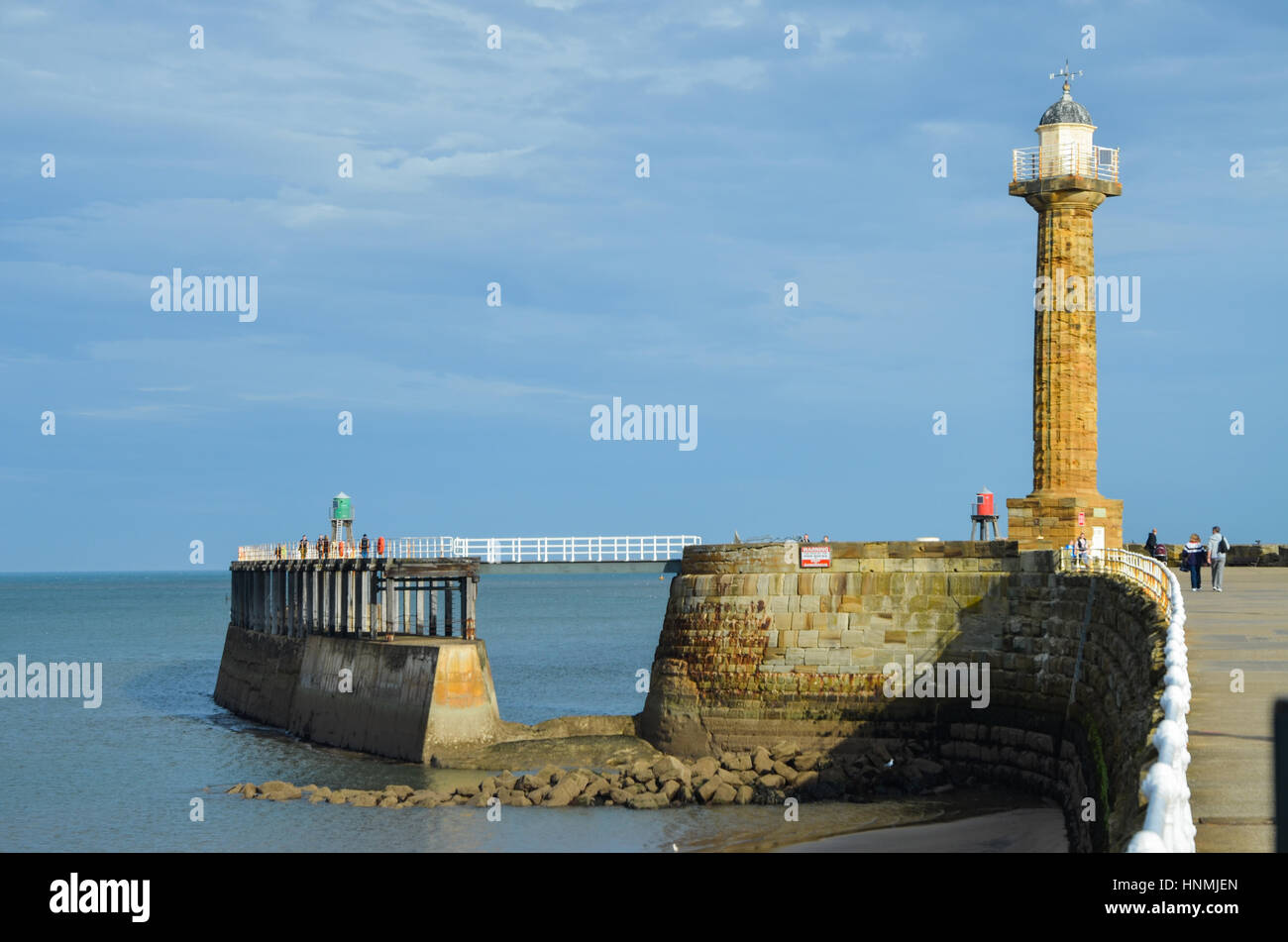 Jetée ouest phare et balise lumineuse à Whitby, North Yorkshire Banque D'Images