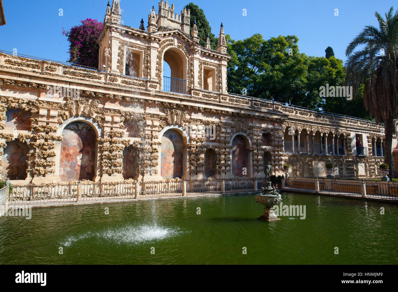 Séville, Espagne - novembre 18,2016 : Alcazar de Séville dans les jardins.L'Alcazar de Séville est un palais royal à Séville, Espagne, initialement développé par Banque D'Images
