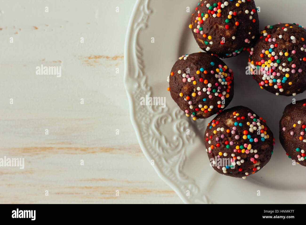 Des chocolats faits maison avec la plaque de garniture sur selective focus Banque D'Images