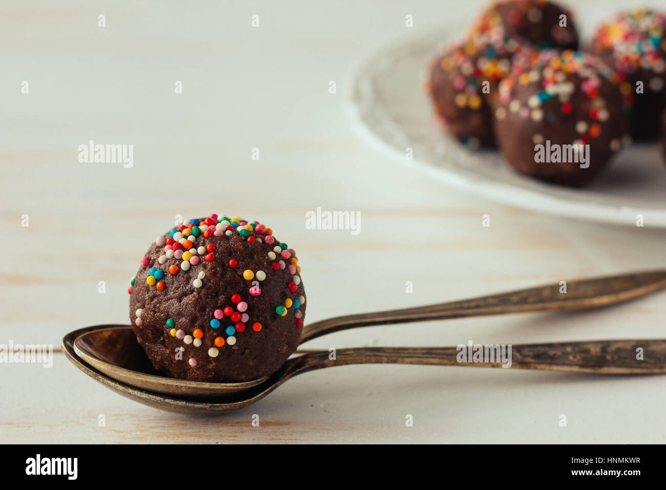 Des chocolats faits maison avec la mise au point sélective in spoon Banque D'Images