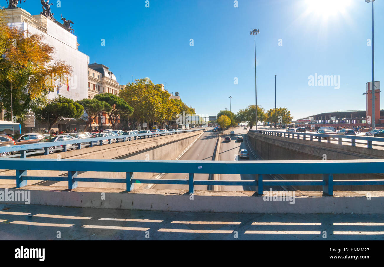 Cartes postales anciennes de l'Espagne. L'aide en police de la circulation et les personnes en déplacement dans la ville de Madrid. Le trafic et la foule de personnes à Madrid. Banque D'Images