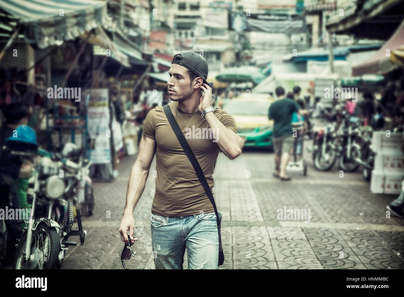 Muscular young handsome man walking sur occupation ensoleillée à Bangkok, Thaïlande. Banque D'Images