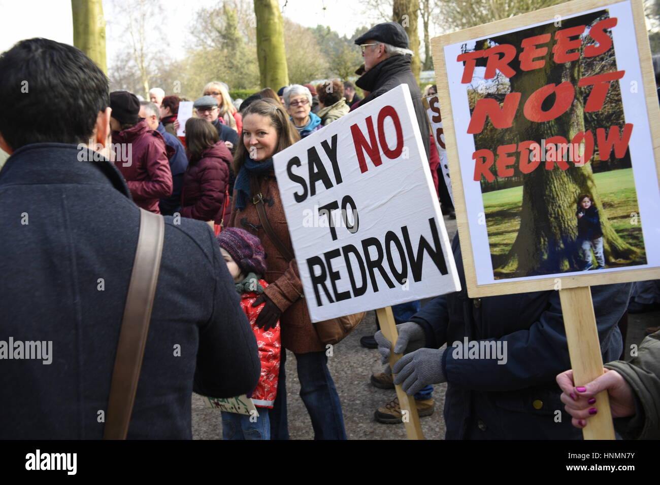 Liverpool, Royaume-Uni. 10 févr. 2017 14. Les protestataires manifester à Calderstones Park Entrance contre le projet de développement de 51 maisons sur 13 acres de terre sur la terre de Woolsthorpe et Calderstones Park et Beechley Estate. Elle a été choisie pour coïncider avec la visite de Liverpool City Council's Comité de planification qui comprend des fonctionnaires et des représentants élus. Crédit : David J Colbran/Alamy Live News Banque D'Images