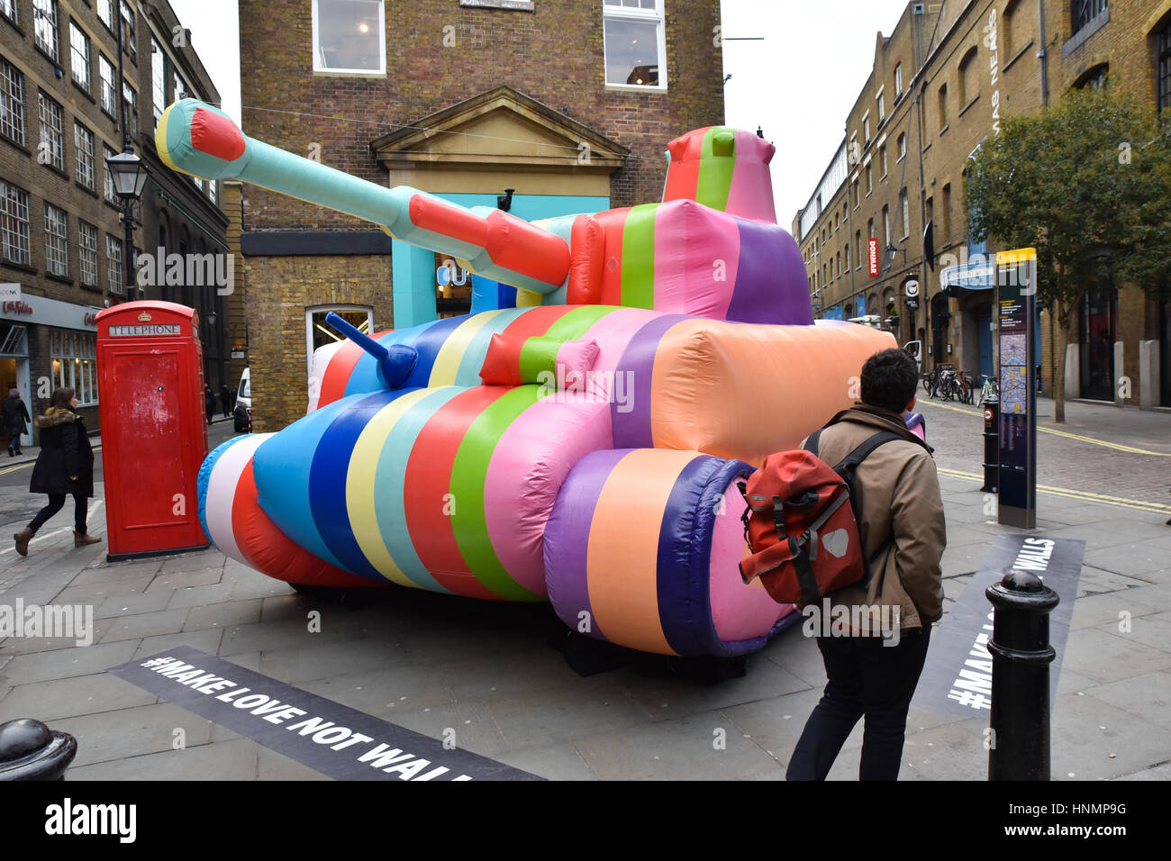 Seven Dials, Londres, Royaume-Uni. 14 février 2017. Le magasin dispose d'un réservoir à l'extérieur de son gonflable multicolore Seven Dials store pour promouvoir # faire l'amour pas des murs Crédit : Matthieu Chattle/Alamy Live News Banque D'Images