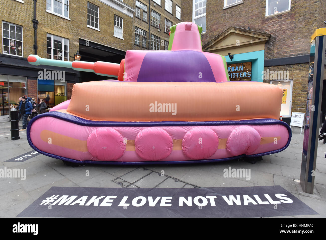 Seven Dials, Londres, Royaume-Uni. 14 février 2017. Le magasin dispose d'un réservoir à l'extérieur de son gonflable multicolore Seven Dials store pour promouvoir # faire l'amour pas des murs Crédit : Matthieu Chattle/Alamy Live News Banque D'Images