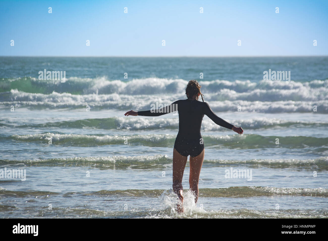 Treen, Cornwall, UK. 14Th Feb 2017. Météo britannique. Avec des températures à l'ombre de 14 degrés C, et plus chaud dans le soleil direct, c'était comme un jour d'été sur la plage à Treen à Cornwall. Crédit : Simon Maycock/Alamy Live News Banque D'Images