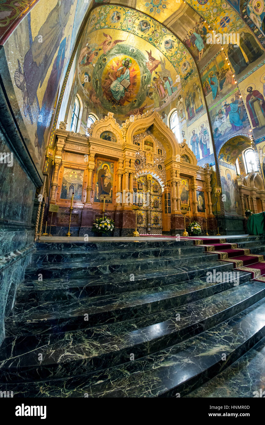 ST. PETERSBURG, Russie - le 14 juillet 2016 : l'intérieur de l'Eglise du Sauveur sur le Sang Versé. Référence architecturale et monument à Alexandre II. L'icône centrale ou cas kiot . Banque D'Images