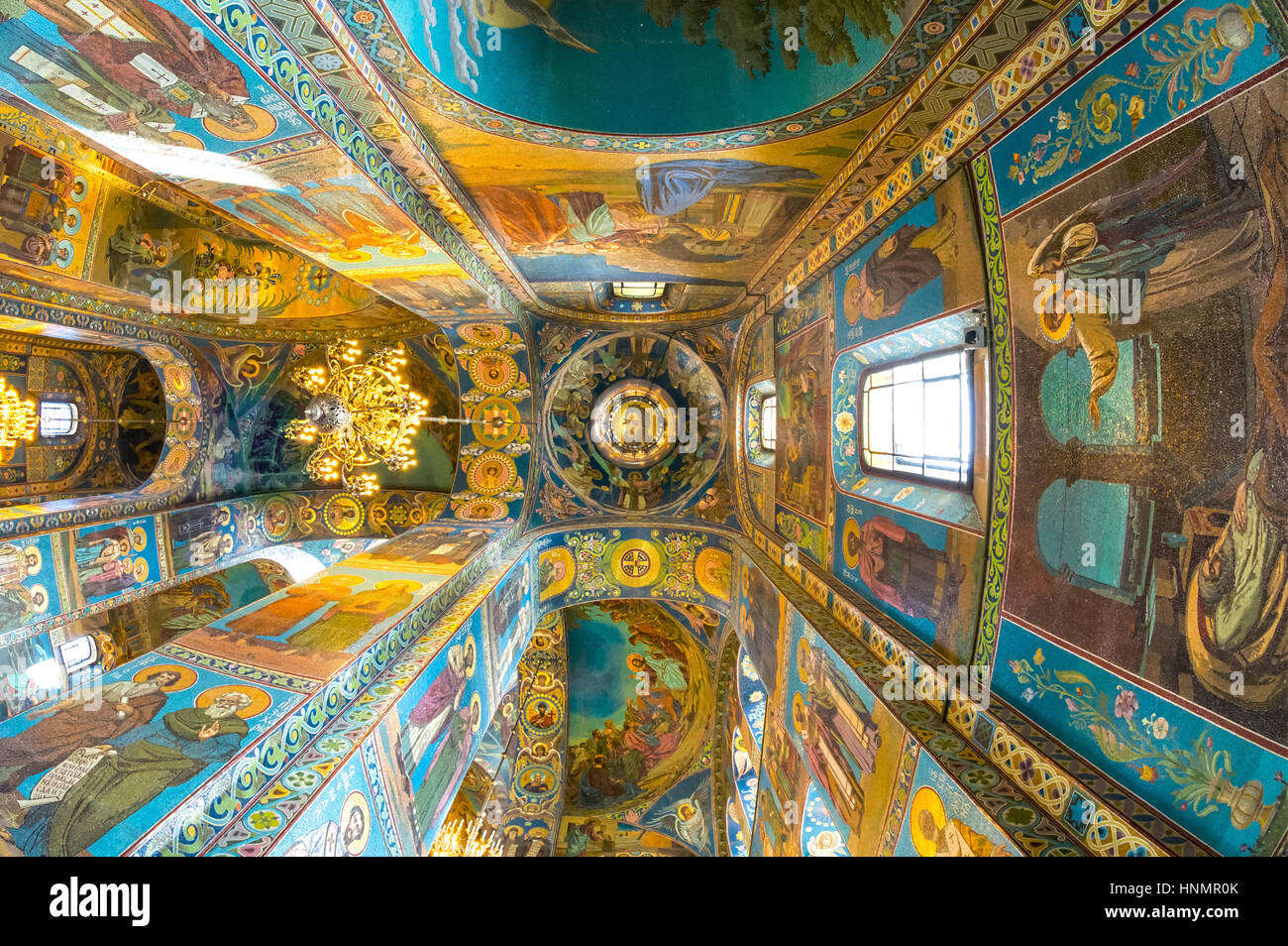 ST. PETERSBURG, Russie - le 14 juillet 2016 : l'intérieur de l'Eglise du Sauveur sur le Sang Versé. Référence architecturale et monument à Alexandre II. Church contient plus de 7500 mètres carrés de mosaïques. Banque D'Images